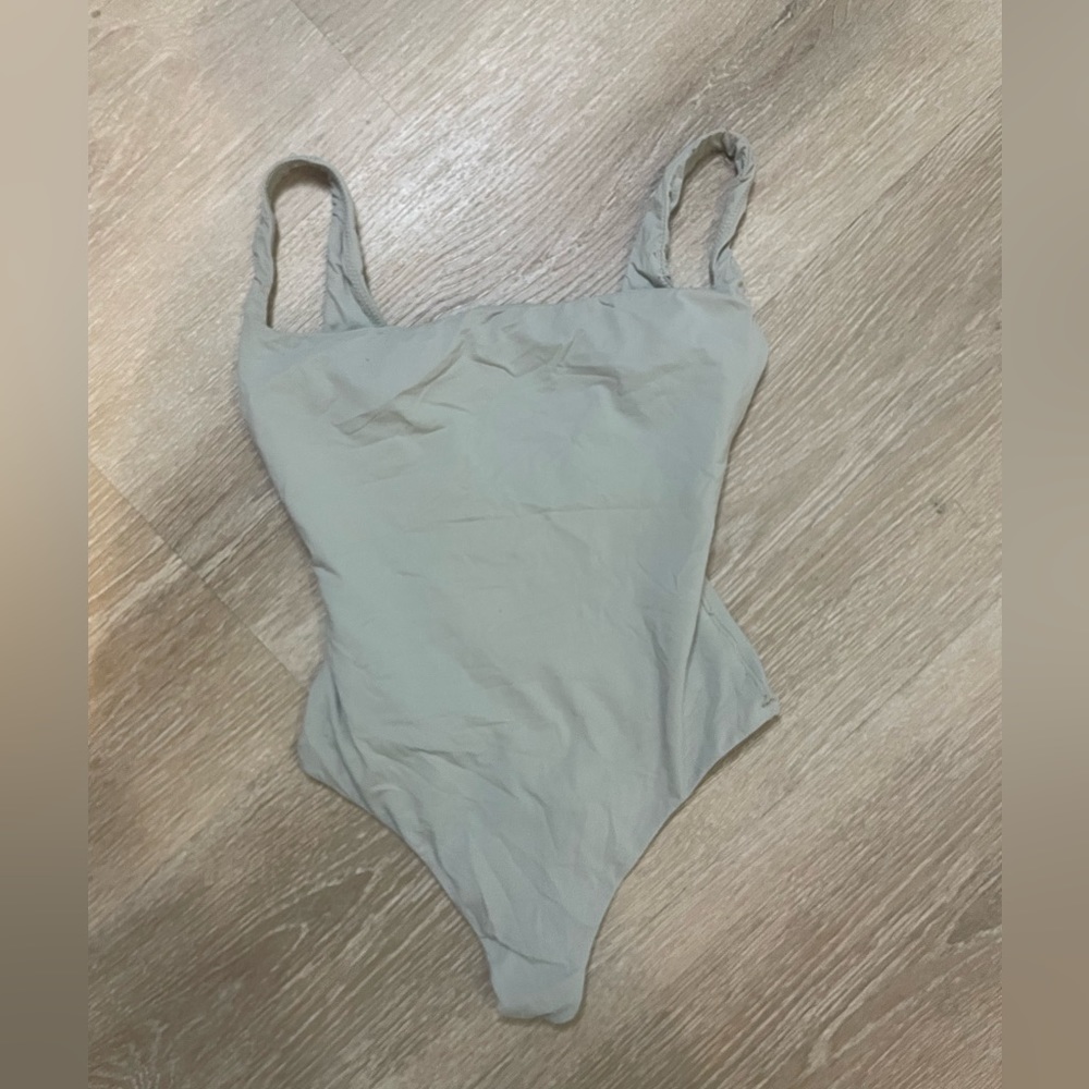 SKIMS talc xs fits everybody square neck body suit